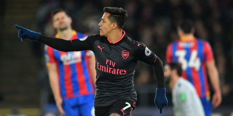 Pemain Arsenal, Alexis Sanchez, merayakan gol yang dia cetak ke gawang Crystal Palace dalam laga Liga Inggris di Stadion Selhurst Park, London, pada 28 Desember 2017.