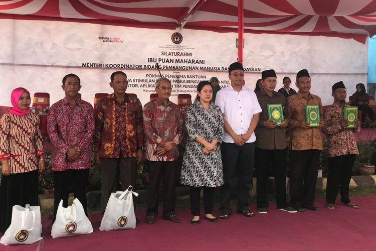 Menko PMK Puan Maharani (lima dari kiri) bersilaturahmi dan memberi bantuan kepada korban bencana gempa bumi di Kecamatan Alas Barat, Sumbawa, NTB, Selasa (19/11/2018).