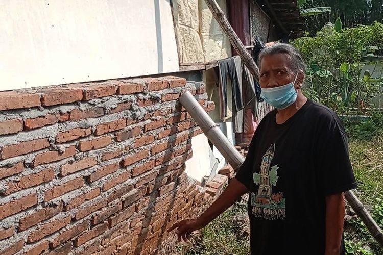 Nenek Rubi (78) warga Desa Banjarejo, Kabupaten Magetan, terpaksa tinggal di rumah bantuan yang sudah reyot karena dindingnya roboh. Tinggal sebatang kara membuat Nenek Rubi berharap dua anaknya pulang setelah 10 tahun merantau ke Jakarta dan Semarang tanpa ada kabar.