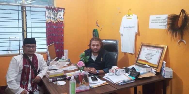 Salah-satu yang lakukan adalah mengizinkan kepada umat Islam Ahmadiyah untuk beribadah secara bebas di wilayahnya. Foto: Mananwir dan tokoh Islam Ahmadiyah di Papua Barat.