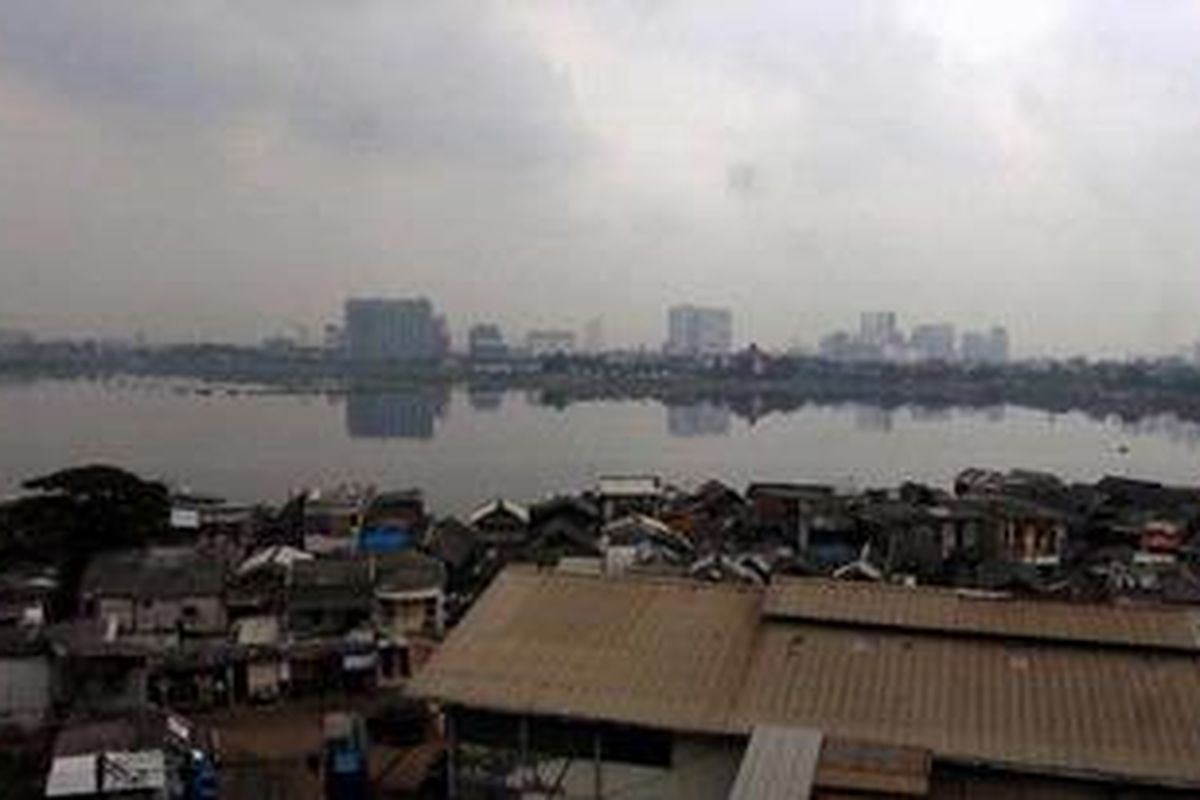 Waduk Pluit di Penjaringan, Jakarta Utara, terlihat bersih setelah dilakukan normalisasi dengan membongkar permukiman liar dan mengeruk endapan lumpur, Senin (27/5/2013). Normalisasi ditargetkan selesai akhir tahun ini sehingga waduk dapat berfungsi kembali sebagai penampung air dari saluran kanal barat di musim hujan.

