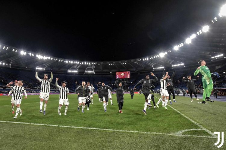 Para pemain Juventus termasuk penjaga gawang Wojciech Szczesny (kanan) melakukan selebrasi setelah mengalahkan AS Roma 4-3, Minggu (9/1/2022). Wojciech Szczesny menjadi pahlawan karena menghalau tendangan penalti pada menit ke-81 sehingga skor 4-3 tak berubah.