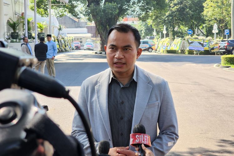 Kepala Biro Administrasi Pimpinan Provinsi Jawa Barat Wahyu Mijaya saat diwawancarai media di Gedung Pakuan, Kota Bandung, Jawa Barat, Selasa (7/6/2022).