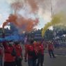 Diwarnai Asap Warna-warni, Aksi Buruh Sabtu Sore Berakhir