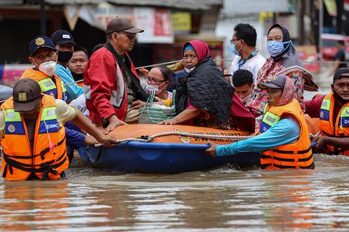 Warga Ciledug Indah Buang TV hingga Mesin Cuci yang Rusak Terendam Banjir