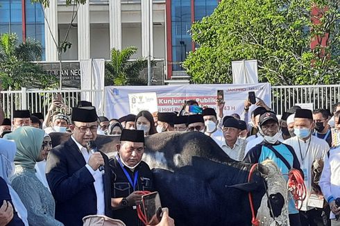 Anies Baswedan Serahkan Sapi Seberat 1,2 Ton ke Panitia Kurban di JIS