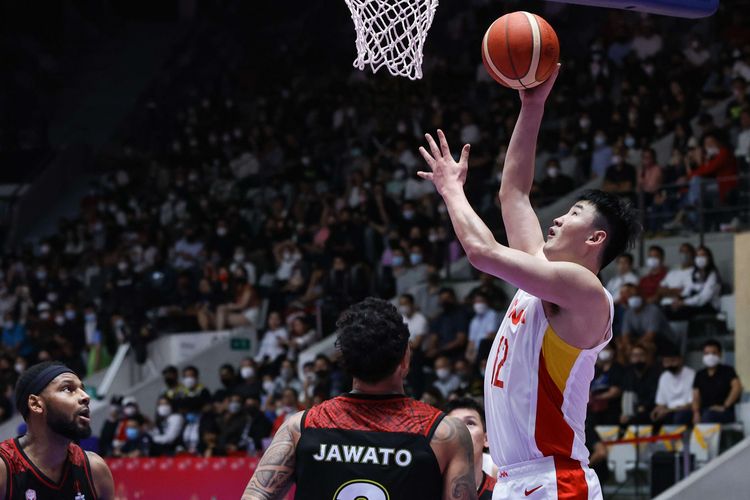 Pemain timnas basket China, Quan Gu mencoba mencetak skor saat bertanding melawan pemain timnas basket Indonesia pada laga playoff FIBA Asia Cup 2022 di Istora Senayan, Jakarta, Senin (18/7/2022). Indonesia kalah dengan skor 58-108.