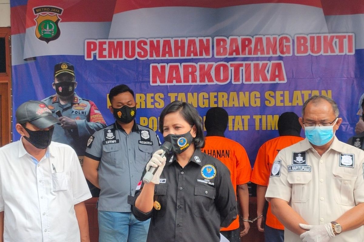 Kepala Badan Narkotika Nasional (BNN) Tangerang Selatan AKBP Renny Puspita (tengah) bersama Kanitreskrim Polsek Ciputat Iptu Hitler Napitupulu (kanan) saat konferensi pers di Mapolsek Ciputat Timur, Jumat (15/1/2021).