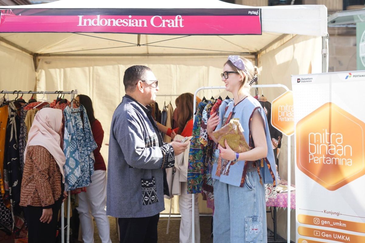 Booth "Indonesian Craft" yang menghadirkan produk fesyen wastra karya UMKM binaan Pertamina di Pesta Rakyat Brisbane 2025, mendapat apresiasi dari Wali Kota Brisbane.