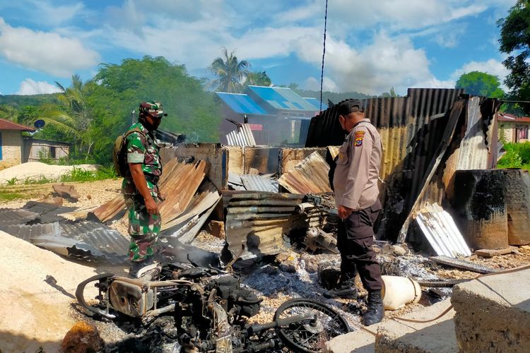 Rumah dan sepeda motor warga Desa Retraen, Kecamatan Amarasi Selatan, Kabupaten Kupang, Nusa Tenggara Timur (NTT), dibakar sejumlah pemuda yang mabuk minuman keras