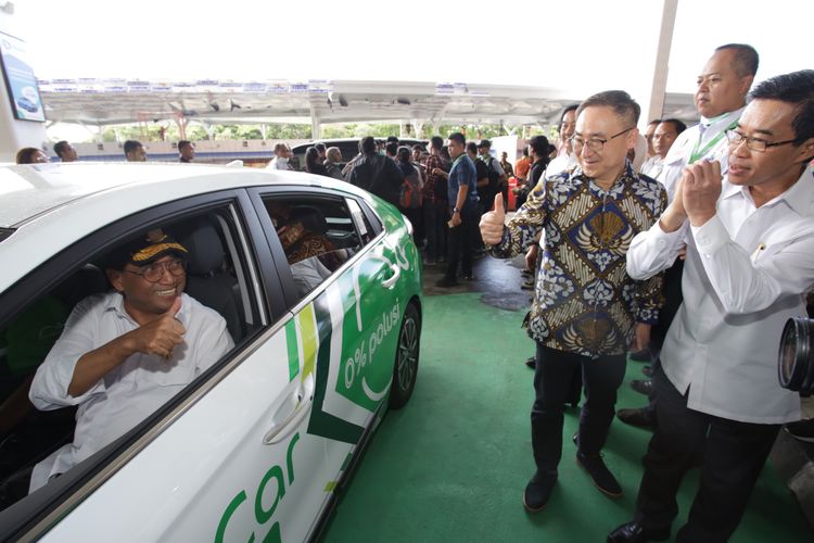 Menhub Budi Karya Sumadi jajal mobil listrik Hyundai Ioniq