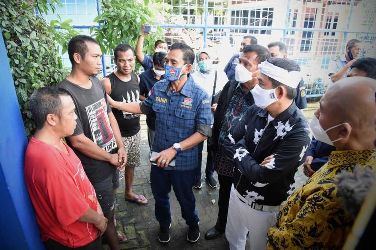 Wakil Ketua Komisi IV DPR RI Dedi Mulyadi melakukan kunjungan ke Pelabuhan Belawan, Sumatera Utara, Rabu (16/12/2020). Dalam kunjungan tersebut Dedi menemui ABK kapal asing yang berkewarganegaraan Indonesia. Mereka ditangkap karena mencuri ikan di perairan Indonesia.