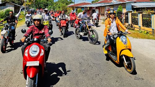 Elphy-Mensi Kendarai Scoopy Saat Daftar ke KPU untuk Pilkada Manggarai Timur