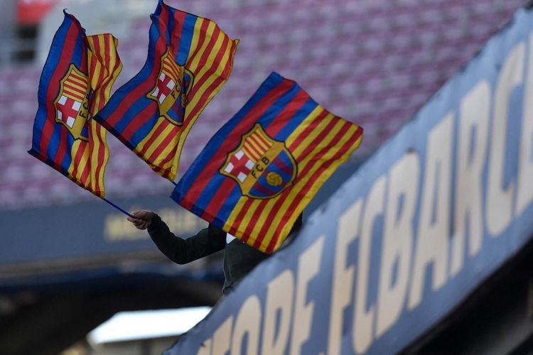 Logo Barcelona, pada bendera di salah satu titik Stadion Camp Nou. Foto diambil pada Rabu (17/11/2021), saat presentasi kembalinya Dani Alves ke Barcelona.