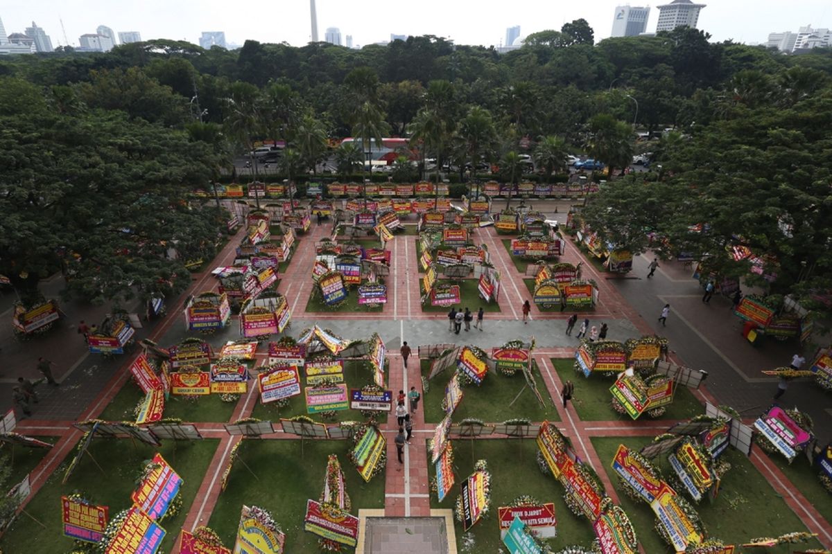 Sejumlah karangan bunga yang ditujukan untuk Gubernur DKI Jakarta Basuki Tjahaja Purnama atau Ahok dan Wakil Gubernur Djarot Saiful Hidayat tertata di kompleks Balai Kota DKI Jakarta, Rabu (26/4/2017). Karangan bunga tersebut berisi simpati warga kepada Ahok-Djarot terutama pascapilkada DKI 2017.