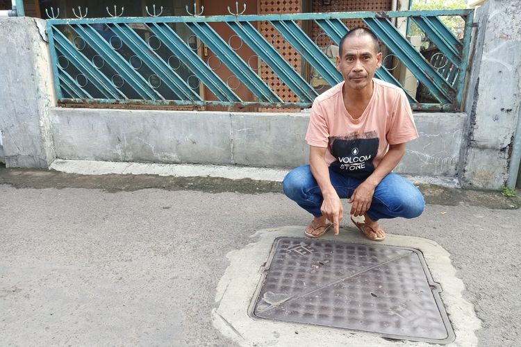 Uha (42), warga Jalan H Syahroni, Kelurahan Cikutra, Kecamatan Cibeunying Kidul, Kota Bandung mendadak ramai diperbincangkan di media sosial setelah video dirinya yang masuk ke dalam gorong-gorong yang dipenuhi air kotor viral di media sosial Twitter dan Instagram.