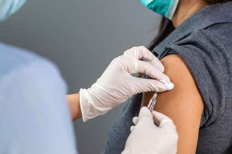  Ilustrasi vaksinasi. Berikut update Covid-19 di Jatim, DIY, Bali, NTB, NTT, Kalbar, dan Kalsel 23 Oktober 2022.