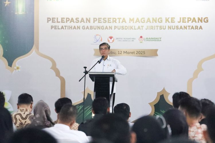 Menteri Ketenagakerjaan (Menaker) Yassierli saat memberikan sambutan dalam acara pelepasan 246 peserta pemagangan ke Jepang, di Jiritsu Nusantara, Bogor, Jawa Barat Rabu (12/3/2025).