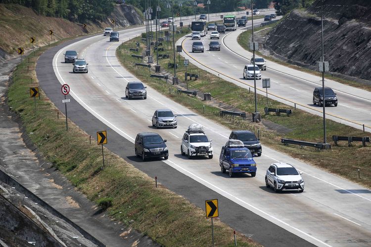 Kendaraan pemudik dari arah Jakarta melewati jalan tol cikopo palimanan di Jawa Barat, Minggu (2/6/2019). Sistem satu arah atau one way mulai diterapkan di jalan tol Jakarta-Cikampek hingga tol Batang-Semarang di Jawa Tengah pada H-6 Lebaran 2019, Kamis (30/5).