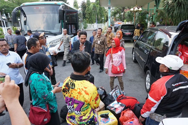 Bupati Madiun, Ahmad Dawami (berjaket) yang biasa akrab disapa Kaji Mbing memberikan wejangan kepada delapan pengungsi Wamena sebelum dipulangkan ke kampung halamannya masing-masing, Kamis (3/10/2019).