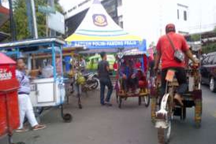 Sejumlah PKL dan tukang becak saat mangkal di depan pos pengamanan Satpol PP Kota Bandung, Jalan Kepatihan, Jumat (23/12/2016). KOMPAS.com/DENDI RAMDHANI 