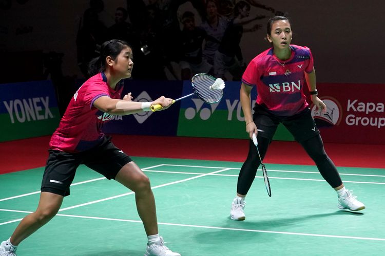 Aksi Febriana Dwipuji Kusuma/Amalia Cahaya Pratiwi ketika bertemu Lanny Tria Mayasari/Ribka Sugiarto pada babak 32 besar Indonesia Open 2023 di Istora, Senayan, Jakarta, Selasa (13/6/2023).