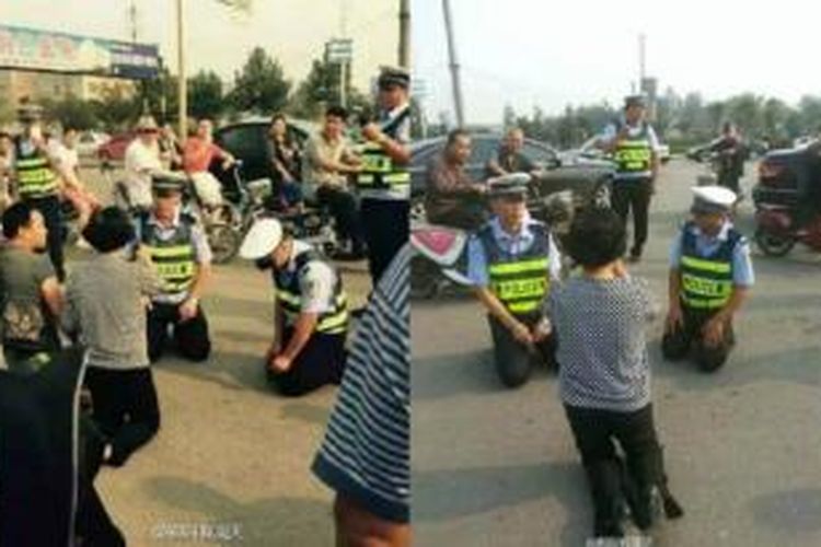 Dua polisi lalu lintas di Tiongkok berlutut untuk menjelaskan arti penting aturan lalu lintas.