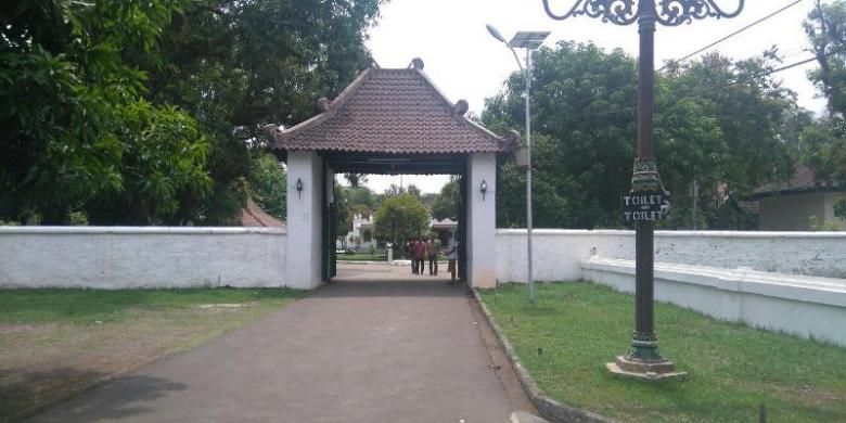 Salah satu gerbang Keraton Kasepuhan, Cirebon yang menuju ke kawasan di luar tembok keraton. Menurut para pemandu wisata dan abdi dalem pembangunan beberapa gerbang keraton ini menggunakan dasar-dasar kebudayaan Feng Shui.