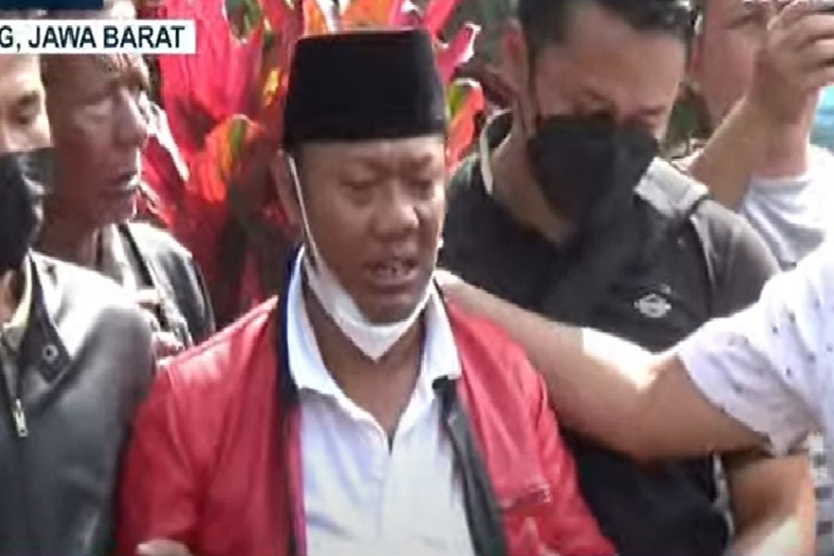 Yosep Hidayah, suami dan korban pembunuhan di Subang, saat menghadiri pemakaman korban. Yosep kini ditetapkan tersangka dalam kasus ini.