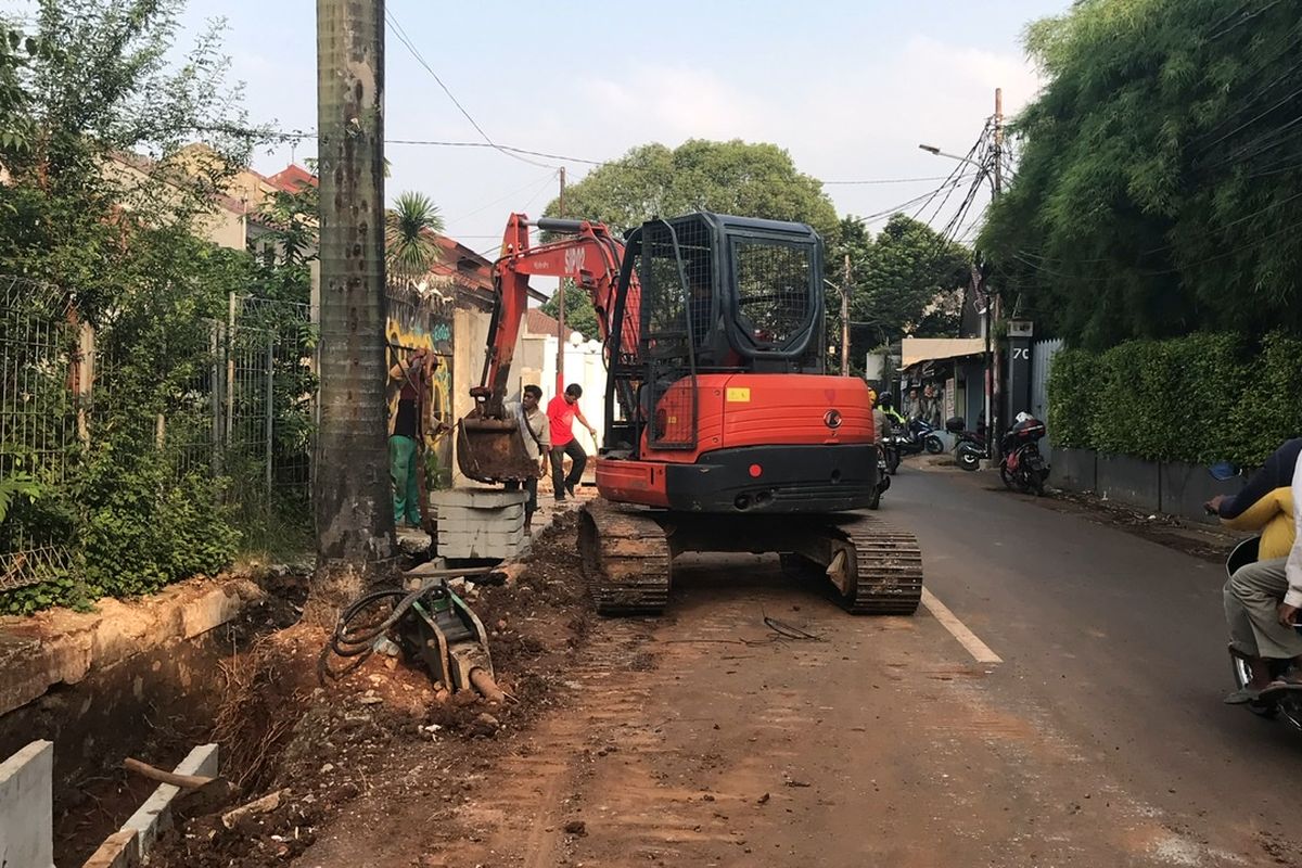 Suku Dinas Sumber Daya Air Jakarta Selatan (Sudin SDA Jaksel) membuat saluran air di sepanjang Jalan Pelita-Kemang Selatan Raya Jakarta Selatan untuk antisipasi genangan yang kerao terjadi di musim hujan.