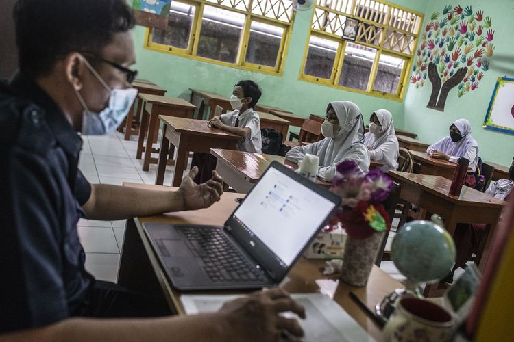 Sejumlah murid mengikuti Pembelajaran Tatap Muka (PTM) di SDN Duren Tiga 09 Pagi, Jakarta, Selasa (8/2/2022). Dinas Pendidikan DKI Jakarta memberlakukan PTM 50 persen untuk sementara, seiring peningkatan kasus COVID-19 varian Omicron di Ibu Kota. ANTARA FOTO/Aprillio Akbar/wsj.