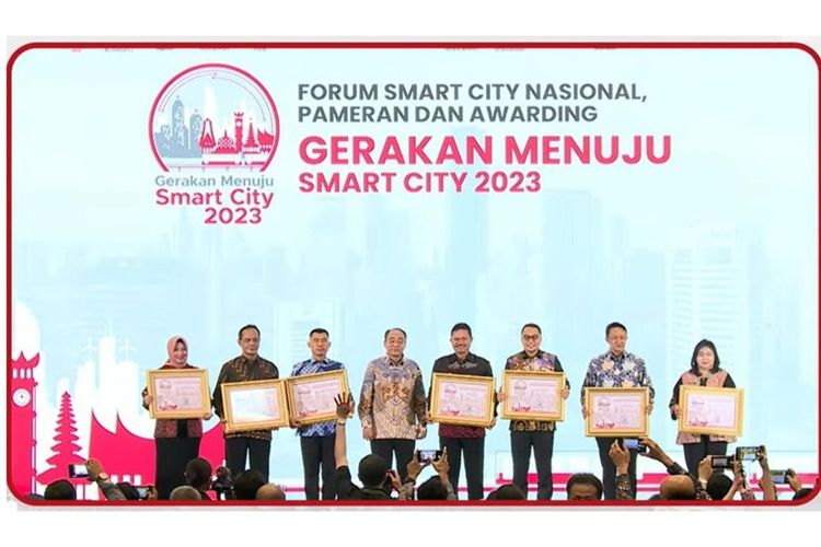 Para pemerintah daerah yang mendapatkan Penghargaan Smart City.