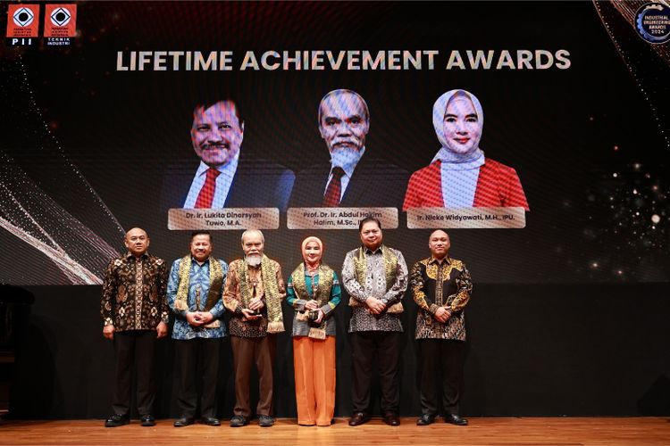 Direktur Utama PT Pertamina Nicke Widyawati bersama penerima Lifetime Achievement Awards lainnya dalam ajang Industrial Engineering Awards 2024. Penghargaan ini mengakui kontribusi mereka dalam memajukan industri Tanah Air.