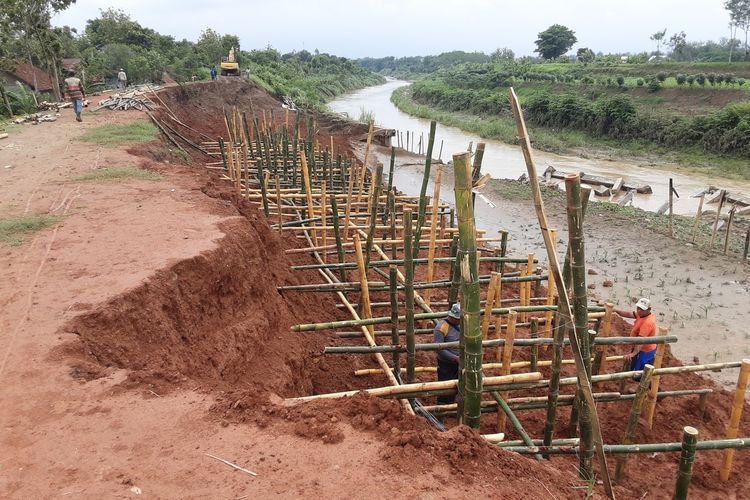 Pembangunan trucuk bambu di tanggul kali Bodri Kendal yang longsor. KOMPAS.COM/SLAMET PRIYATIN