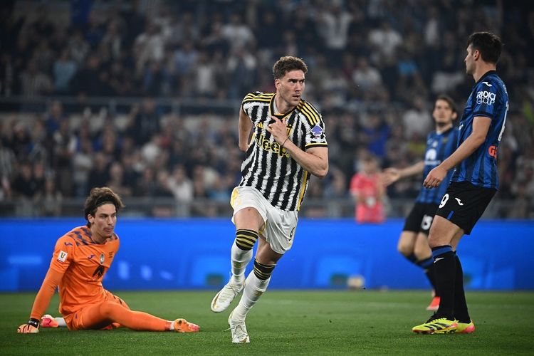 Penyerang Juventus Dusan Vlahovic berselebrasi setelah mencetak gol pertama timnya pada Final Piala Italia atau Coppa Italia antara Atalanta vs Juventus di Stadion Olimpico Roma pada 15 Mei 2024.