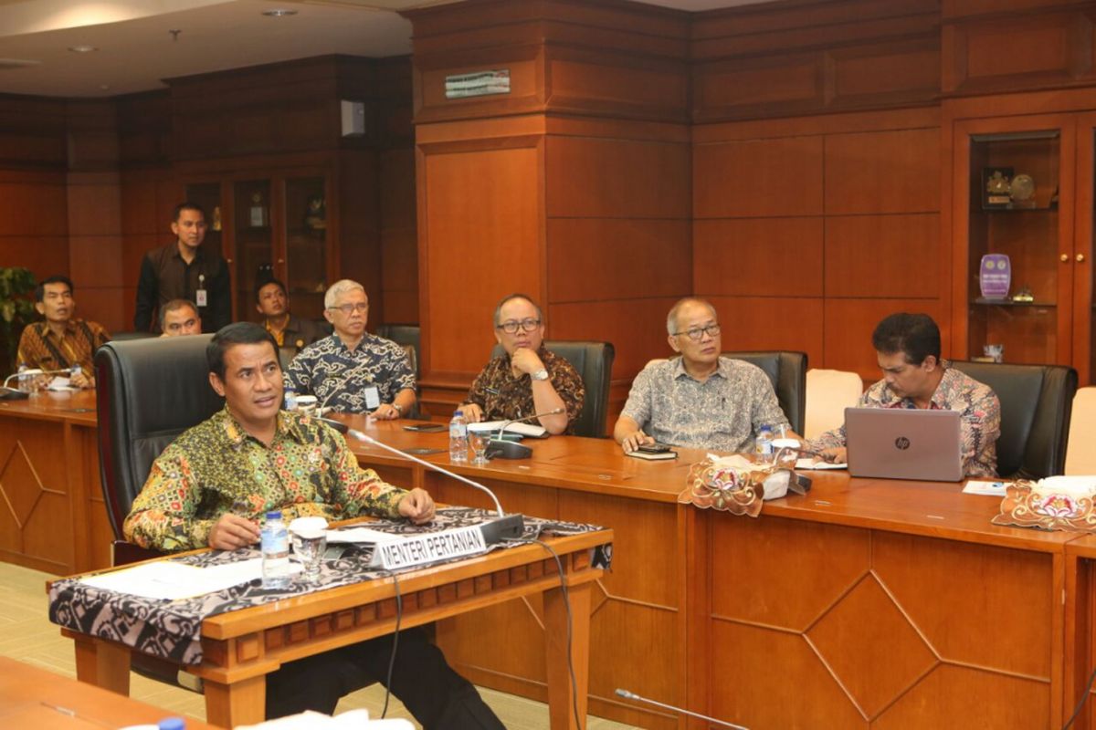 Menteri Pertanian (Mentan) Amran Sulaiman saat teleconference penanaman komoditas kedelai serentak dengan 500.000 hektar di Kantor Pusat Kementan, Ragunan, Jakarta, Jumat (6/10/2017).