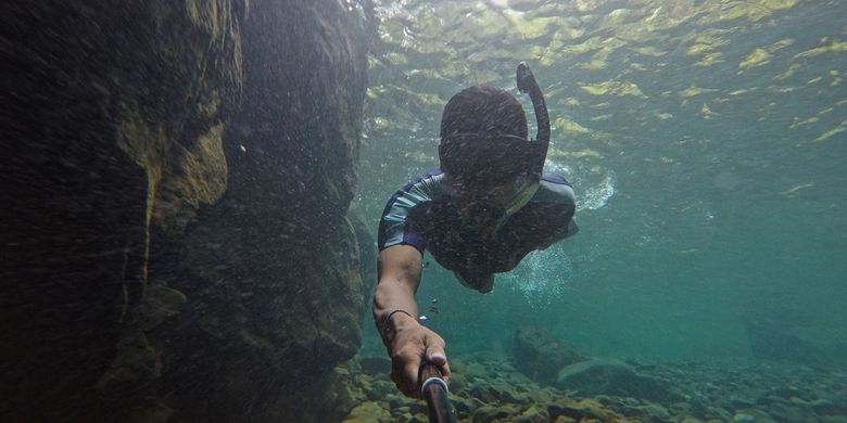 Freediving atau menyelam bebas di sisi tebing yang merupakan bongkah lava di Curug Kondang, Gunung Salak, Bogor, Jawa Barat.