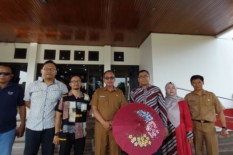 Sekda Kota Tasikmalaya, Jawa Barat, Ivan Dicksan, melepas peserta Borsang Umbrella Festival di Thailand yang membawa Payung Geulis ciri khas Kota Tasikmalaya ke kancah dunia di Bale Kota Tasikmalaya, Senin (16/1/2023).