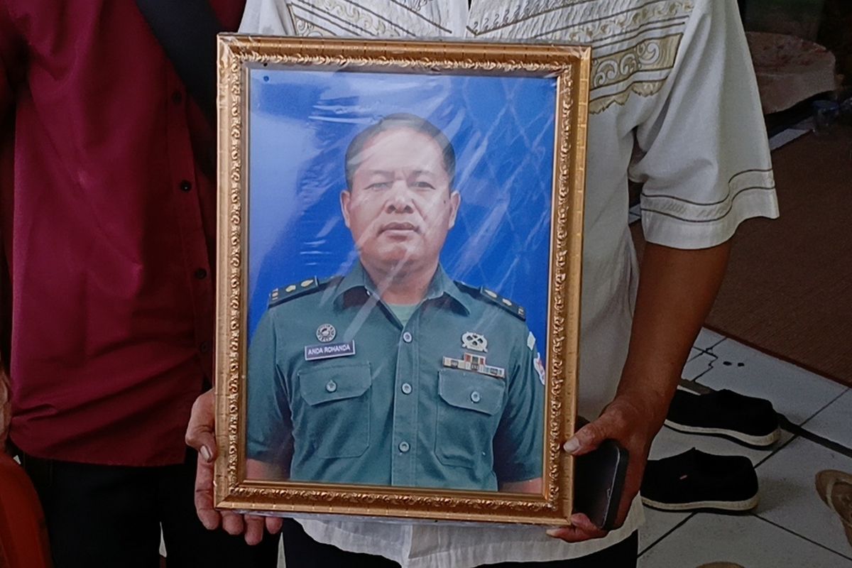 Proses pemakaman Mayor (cpl) Anda Rohanda dilaksanakan secara militer di Pemakaman Keluarga, di Desa Cinunuk, Kecamatan Cileunyi, Kabupaten Bamdung, Jawa Barat, Selasa (13/5/2025)