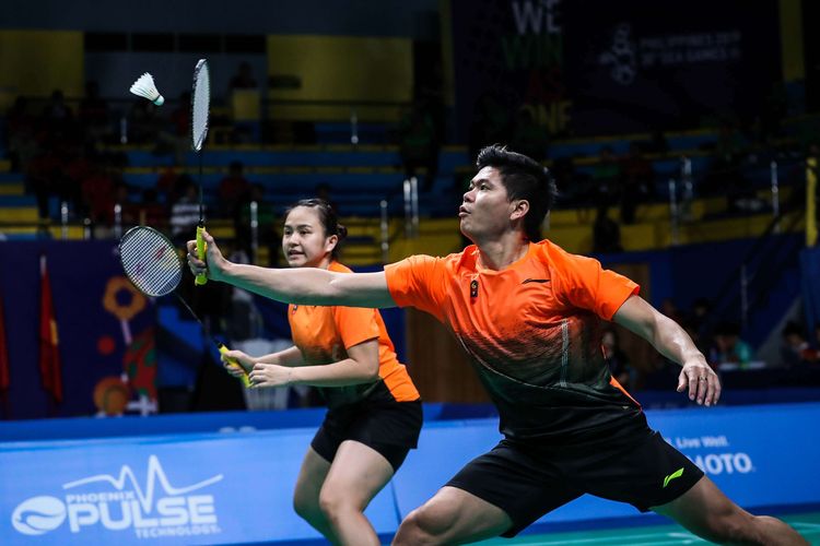 Ganda campuran Indonesia, Praveen Jordan/Melati Daeva Oktavianti saat beraksi melawan pebulu tangkis Malaysia, Goh Soon Huat/Lai Shevon Jemie final bulu tangkis perorangan SEA Games 2019, di Muntinlupa Sports Complex, Filipina, Senin (9/12/2019). Praveen Jordan/Melati Daeva Oktavianti berhasil menyumbang medali emas, mengalahkan pebulu tangkis Malaysia dengan skor 21-19, 19-21, 22-20.