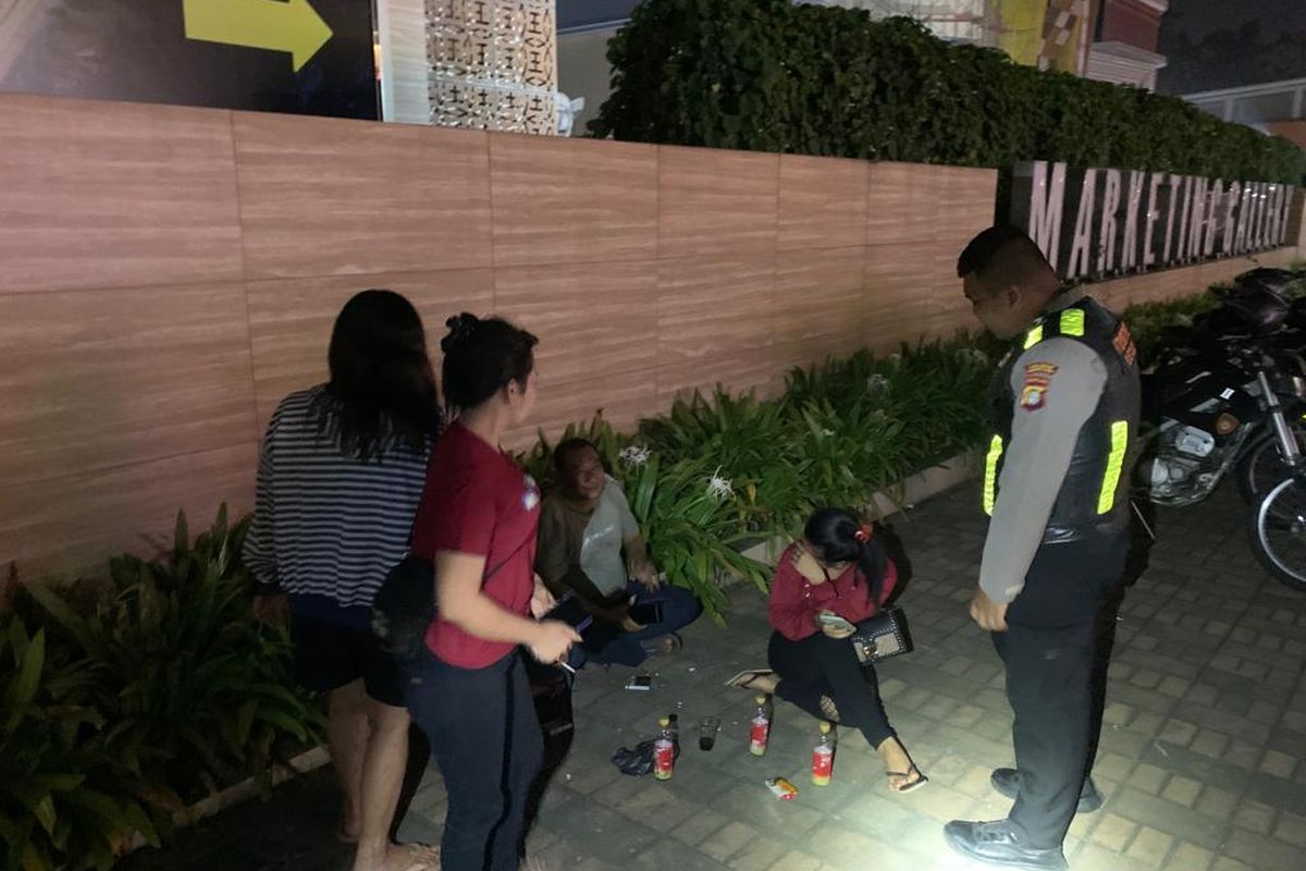 Pada Selasa (23/5/2023) dini hari, Polres Kota Tangerang Selatan menggelar patroli untuk mencegah aksi kriminalitas di jalan. Tim patroli memeriksa pemuda yang masih berkeliaran malam hari dan membubarkan kelompok remaja yang kerap nongkrong. Mereka diimbau untuk segera pulang ke rumah masing-masing.