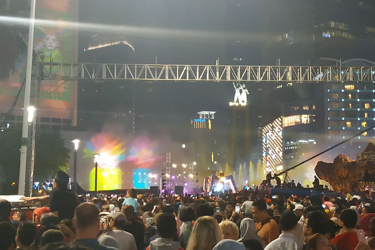 Kemeriahan acara puncak perayaan hari ulang tahun ke-492 Jakarta di Bundaran HI, Sabtu (22/6/2019) malam dilengkapi dengan pertunjukan water screen yang menampilkan figur ondel-ondel.