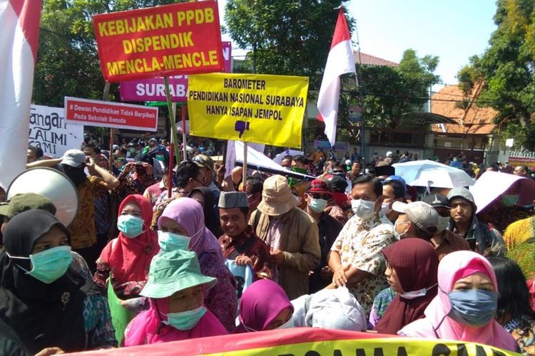 MKKS SMP Swasta se-Surabaya dan ratusan guru swasta melakukan demonstrasi di Balai Kota Surabaya, Selasa (2/7/2019). Mereka menuntut adanya penambahan pagu untuk SMP negeri di Kota Pahlawan.