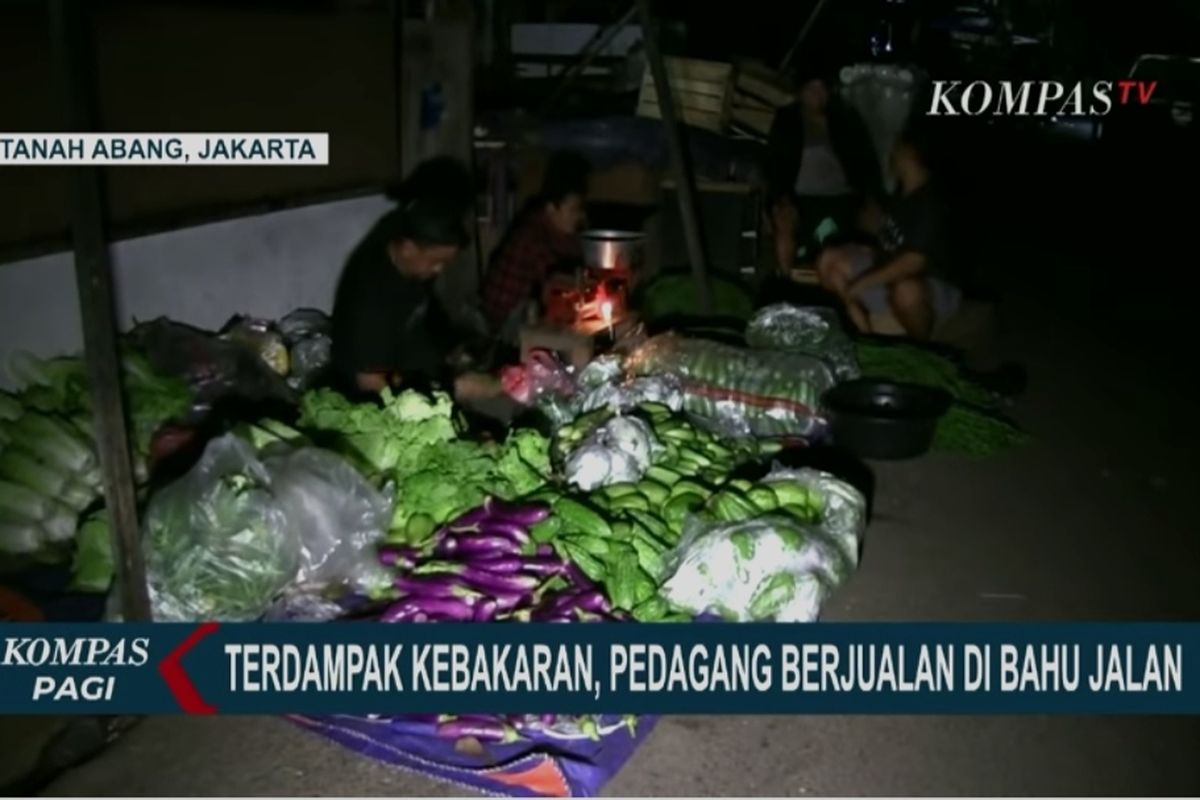 Pedagang di pasar kambing, Kebon Melati, Tanah Abang, berjualan di pinggir jalan pada Jumat (9/4/2021) setelah lapaknya mengalami kebakaran.