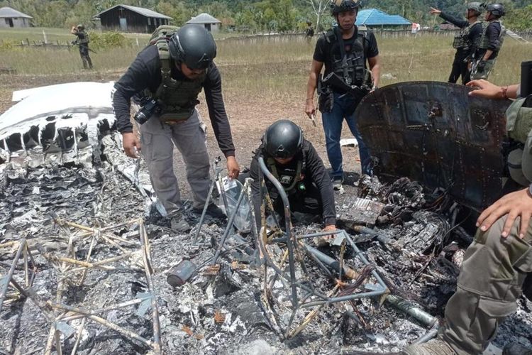 Personel Ops Damai Cartenz sedang melakukan olah TKP pembakaran pesawat Susi Air yang dilakukan KKB pimpinan Egianus Kogoya, Nduga, Papua Pegunungan, Rabu (15/2/2023)