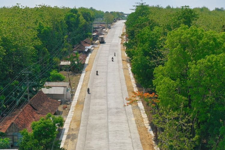 Ruas Jalan Purwodadi-Wirosaro-Blora di Jateng yang telah diperbaiki Pemerintah Pusat melalui Inpres Jalan Daerah (IJD).