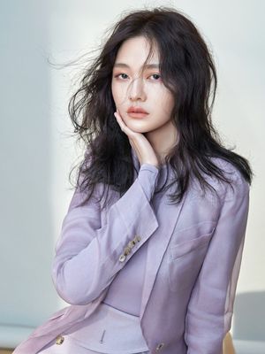 Barbie Hsu dengan setelan blazer berwarna lilac.