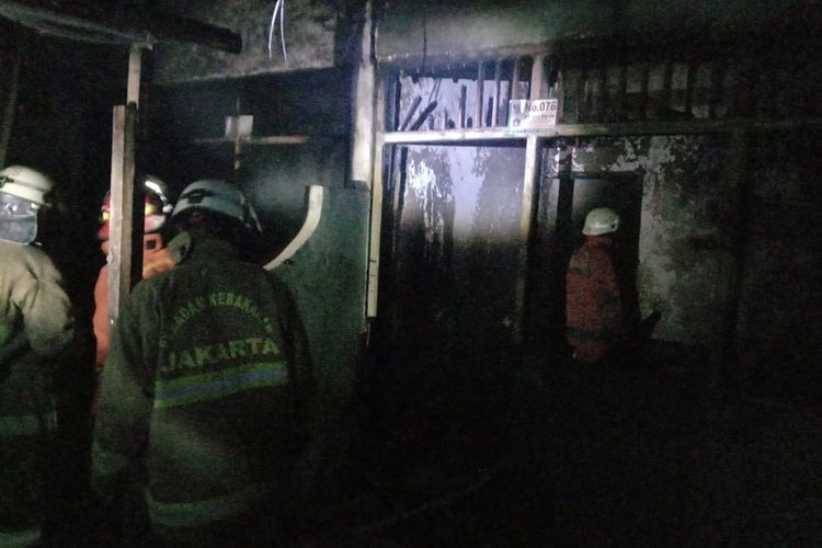 Sebuah rumah bedeng di Jalan Malaka IV, Kelurahan Malaka Sari, Kecamatan Duren Sawit, Jakarta Timur, terbakar karena korsleting listrik, Minggu (15/9/2019).