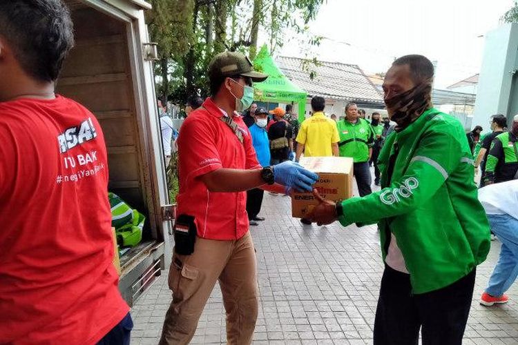 PT Industri Jamu dan Farmasi Sido Muncul Tbk. memberi bantuan 600 paket sembako dan produk Sido Muncul untuk pengemudi ojek onlie dan bajaj. Bantuan diberikan di kantor marketing Sido Muncul Cipete, Jakarta Selatan, Sabtu (4/4/2020)