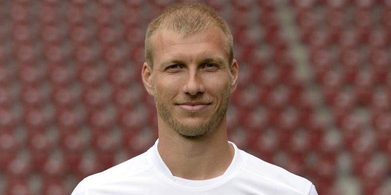 Bek Augsburg, Ragnar Klavan, berpose saat menghadiri sesi perkenalan skuad klubnya di Augsburg, 8 Juli 2016.